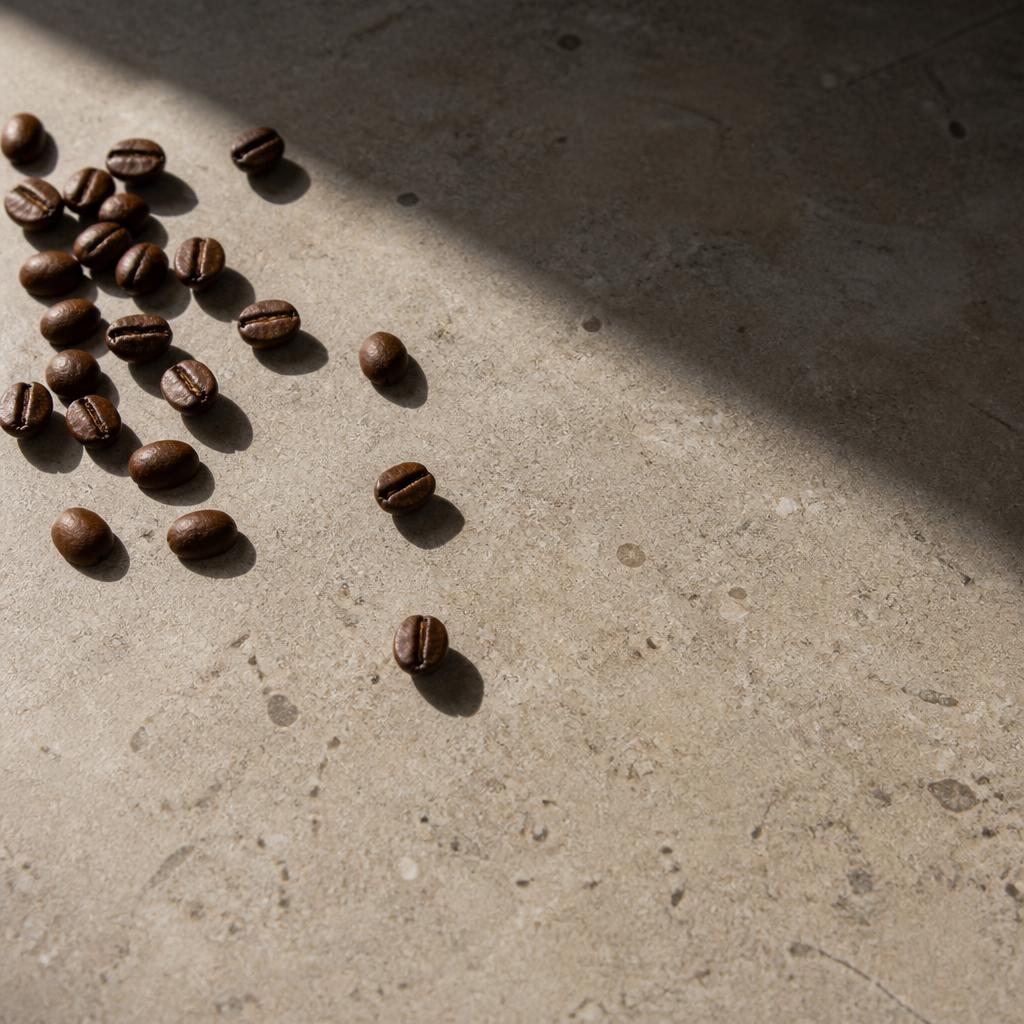 Grãos de café sobre pedra clara